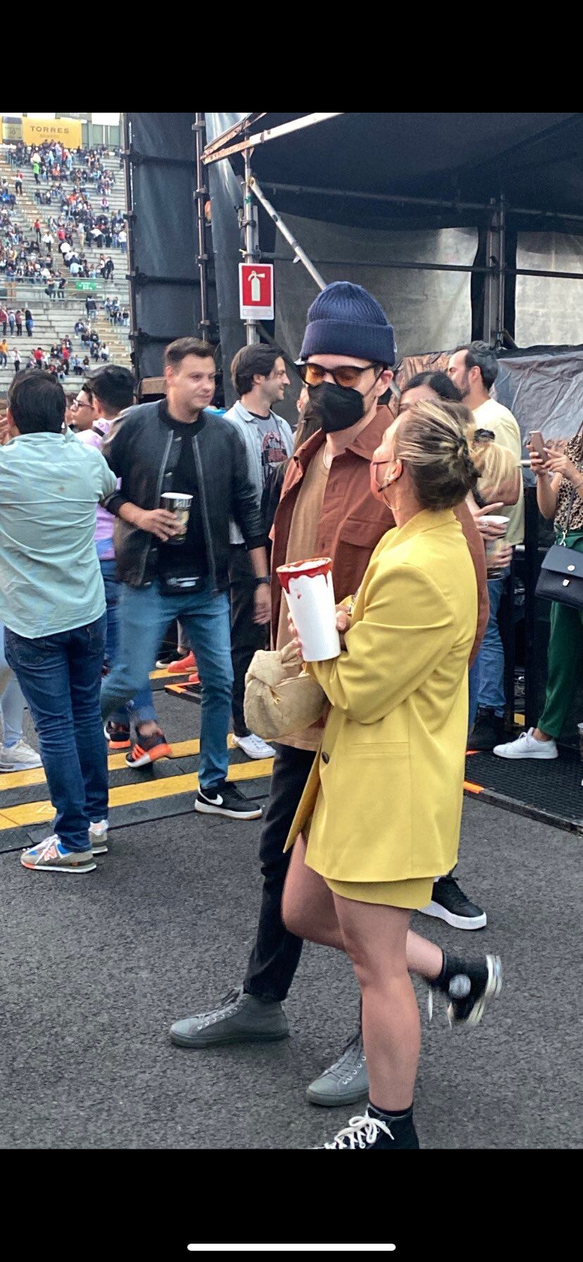 Hillary Duff estaba en el concierto de The Killers en el Foro Sol disfrutando de una Michelada/@neeydaflores