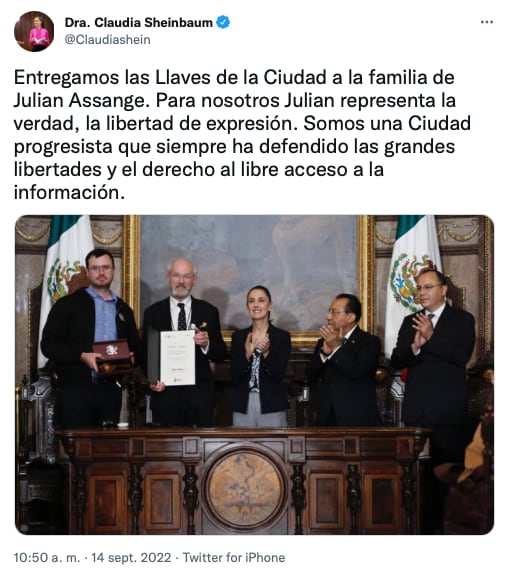 Claudia Sheinbaum entrega las llaves de la CDMX a la familia del activista Julian Assange