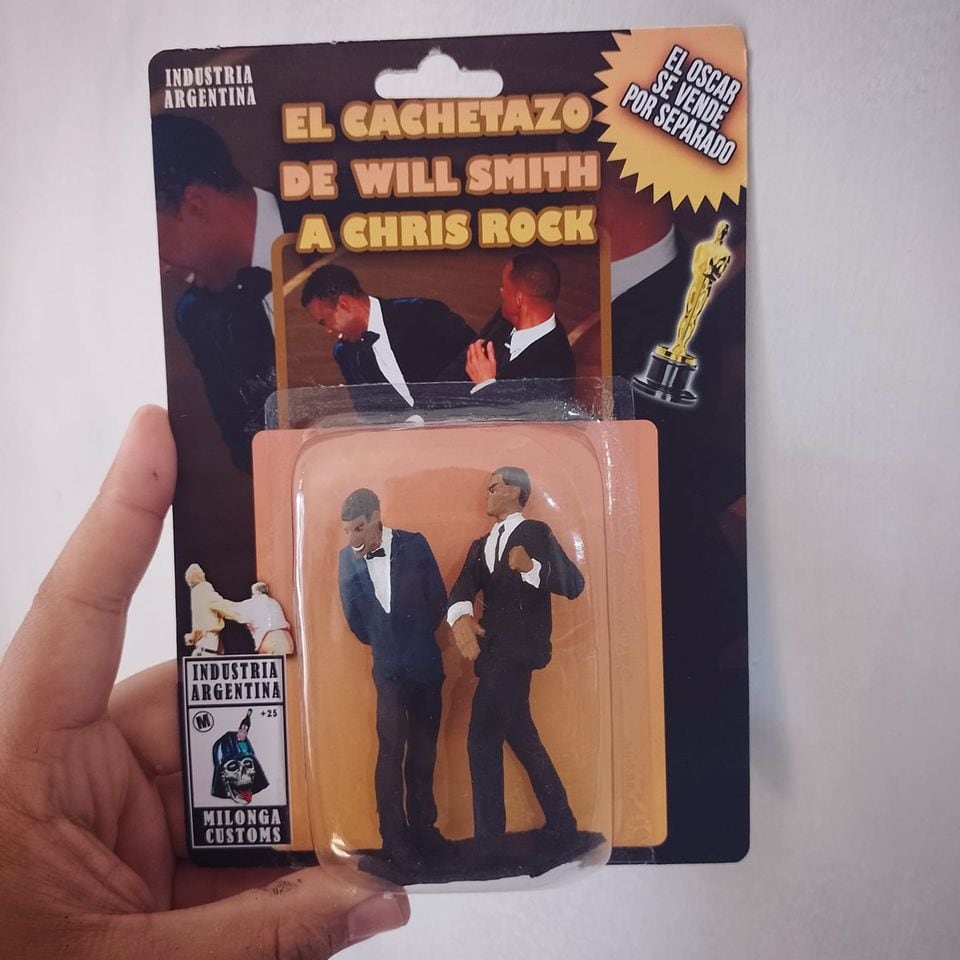 Juguete coleccionable de Will Smith golpeando a Chris Rock
