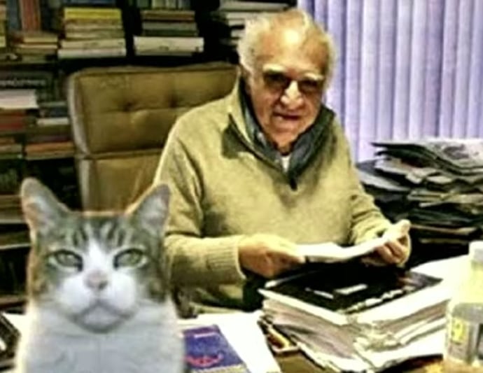 AMLO muestra que Carlos Monsiváis tenía gatos en su oficina en su mañanera