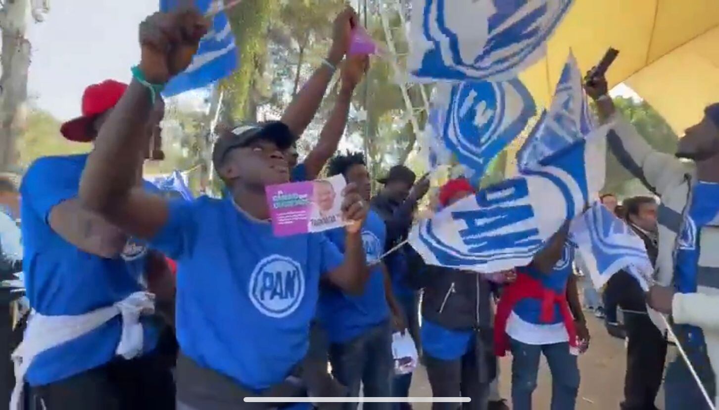 Santiago Taboada fue duramente criticado por vestir como panistas a migrantes haitianos