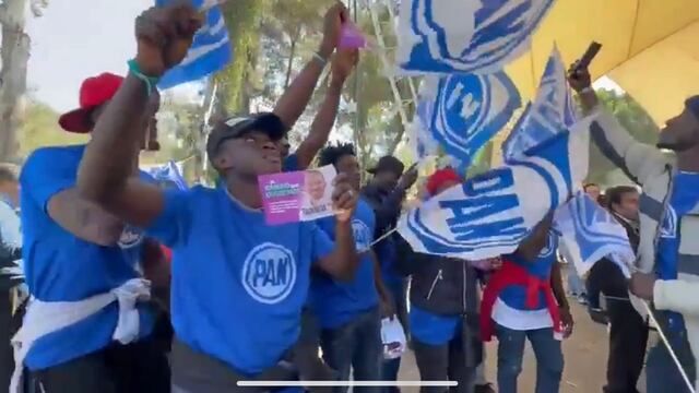 Santiago Taboada fue duramente criticado por vestir como panistas a migrantes haitianos