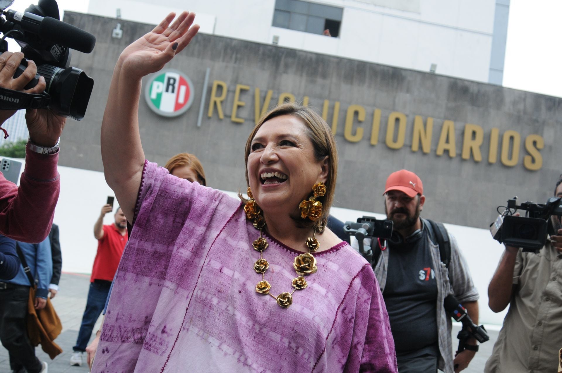 Xochitl Gálvez acudió al PRI para registrarse en el Frente Amplio por México