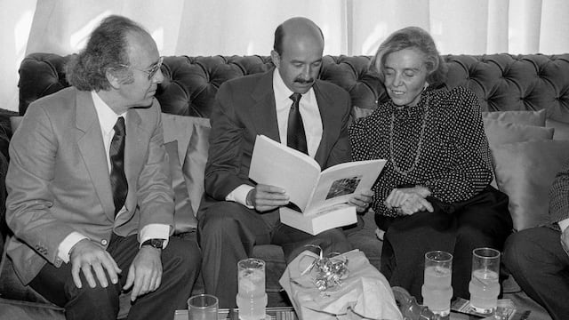 Iván Restrepo, anfitrión; Carlos Salinas de Gortari, presidente de la República y Elena Poniatowska, escritora y periodista, miran el libro de Pedro Valtierra "Nicaragua: una noche afuera". Noviembre de 1992