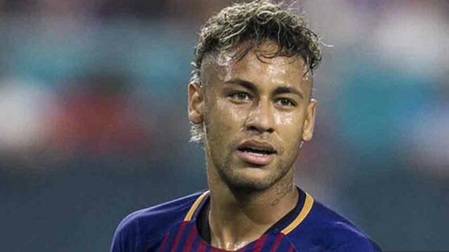 Se inició en el fútbol profesional en el club Santos de Brasil.