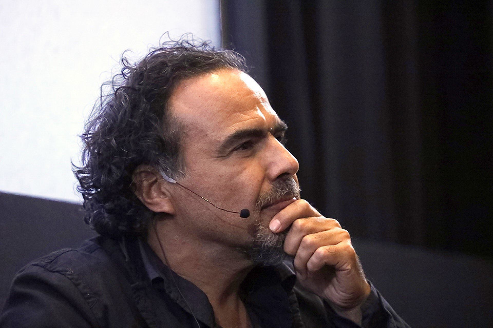 CIUDAD DE MÉXICO, 25SEPTIEMBRE2019.- El cineasta mexicano Alejandro González Iñárritu dictó una clase magistral a alumnos de la Escuela Nacional de Artes Cinematográficas de la UNAM.
FOTO: UNAM /CUARTOSCURO.COM