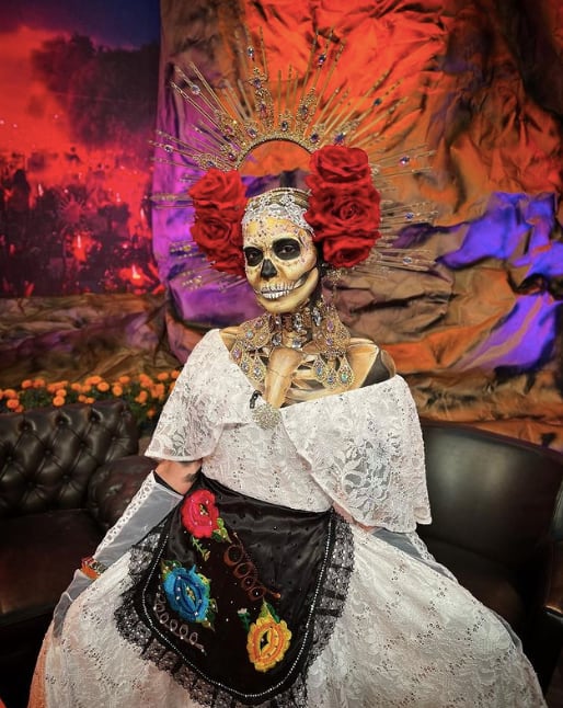 Laura G se caracteriza de catrina