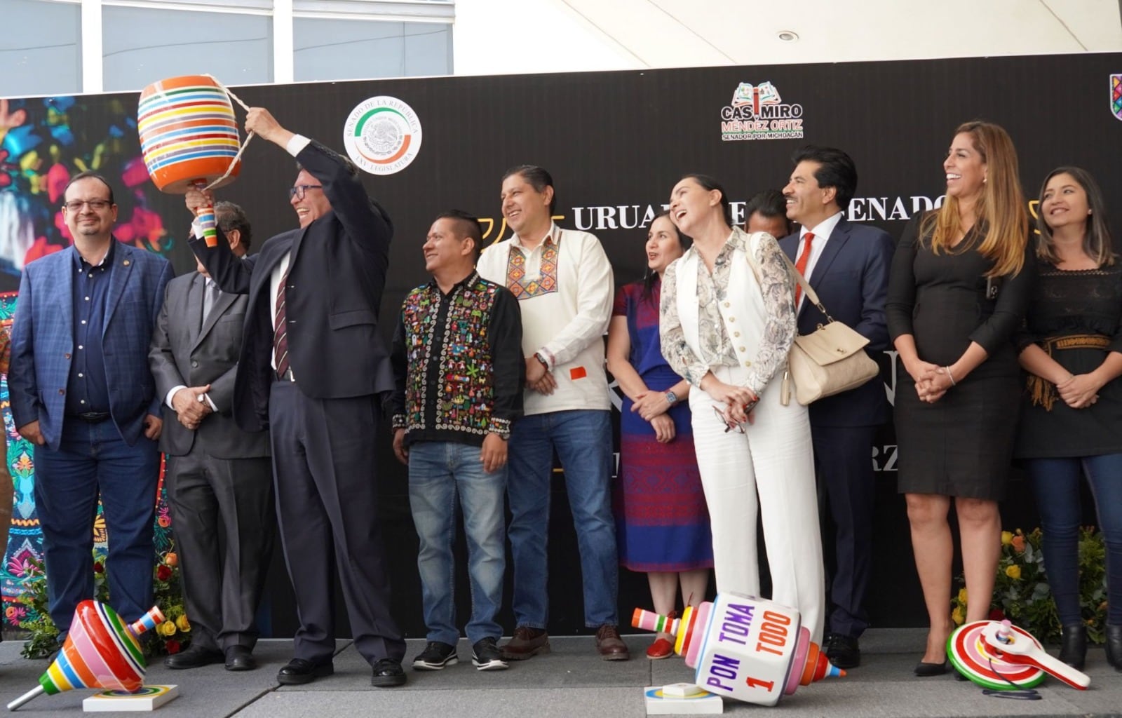 Ricardo Monreal hizo trampa al jugar con un balero