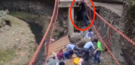sujeto vestido de negro provoca caída del puente Ribereño en Cuernavaca/captura de video