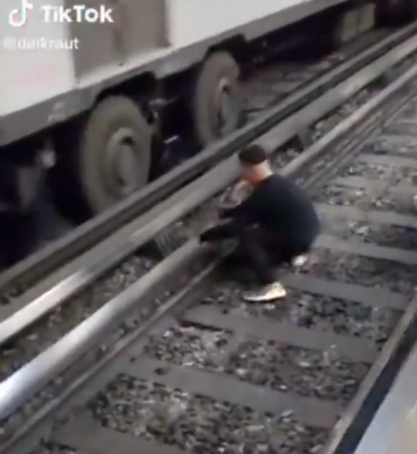 Joven alcoholizado baila en vías del metro
