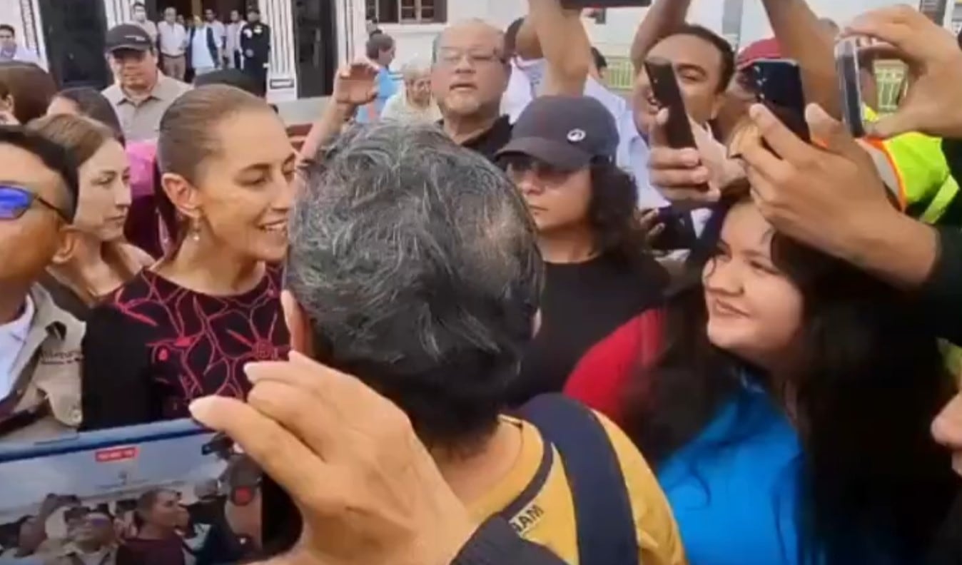 “¡Cómo no te voy a querer!”: Sheinbaum firma playera de los Pumas de la UNAM