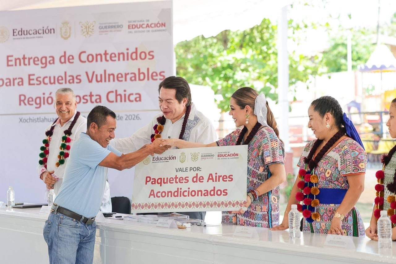 Evelyn Salgado entregó mobiliario y libros en lenguas originarias para dignificar las aulas en Guerrero.