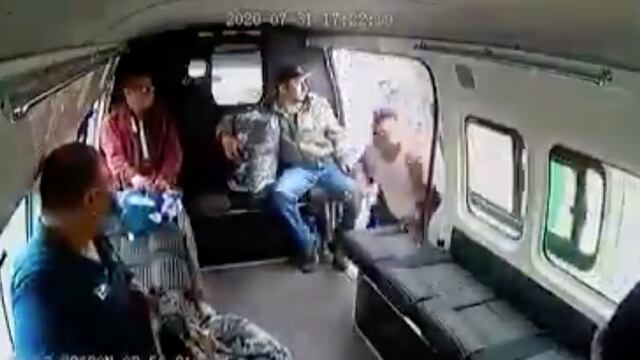 Pasajeros golpean a asaltante