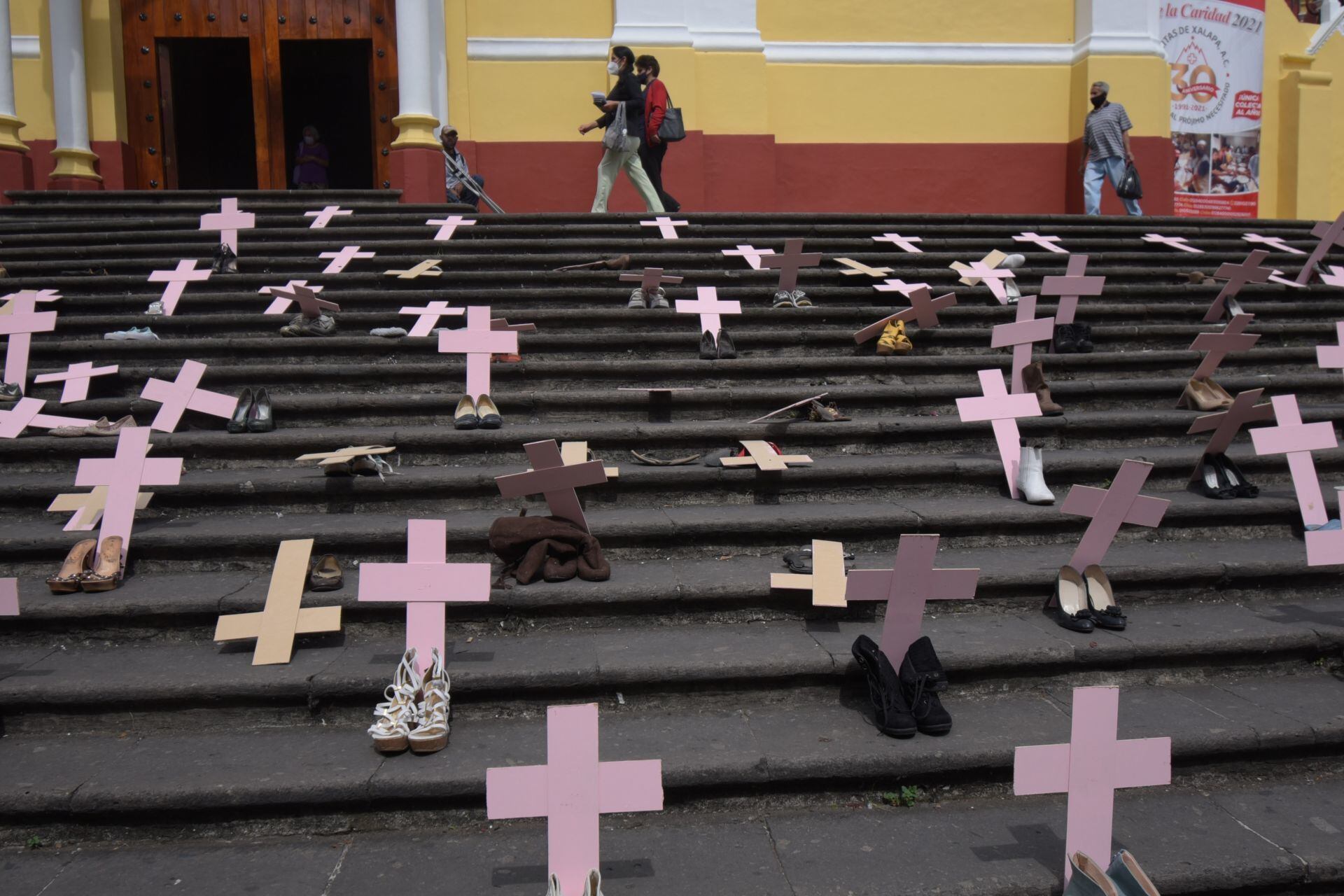 Cruces rosas como protesta por feminicidios en Veracruz