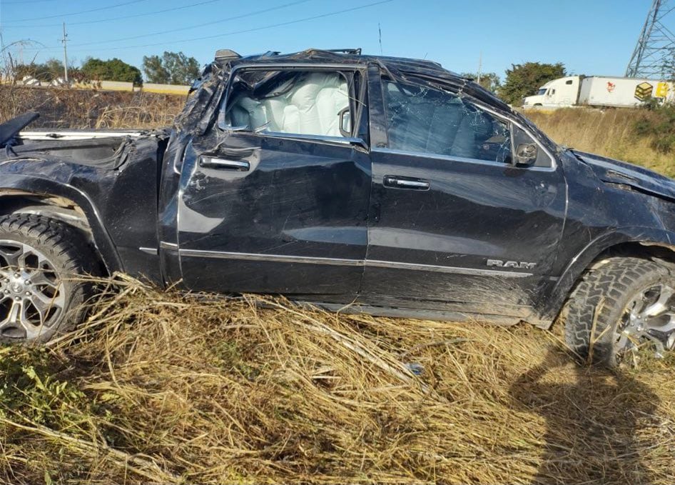 Eduin Caz sufre accidente tras volcarse su camioneta en Culiacán