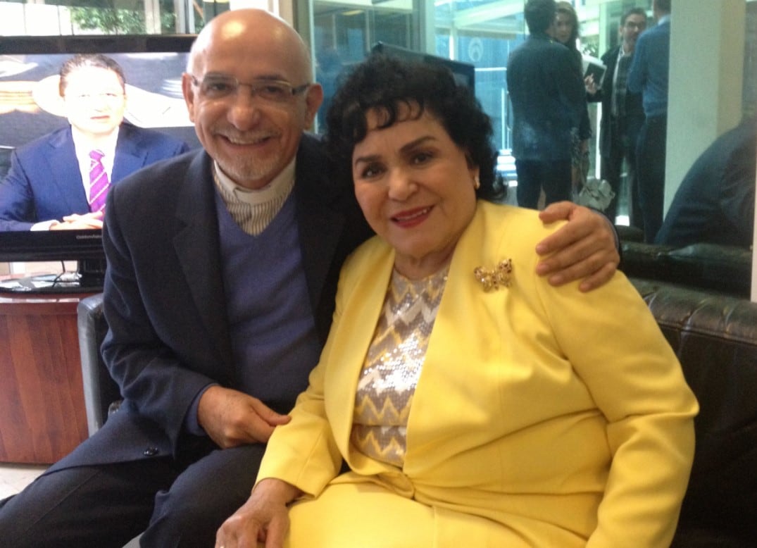 Carmen Salinas y el padre José de Jesús Aguilar