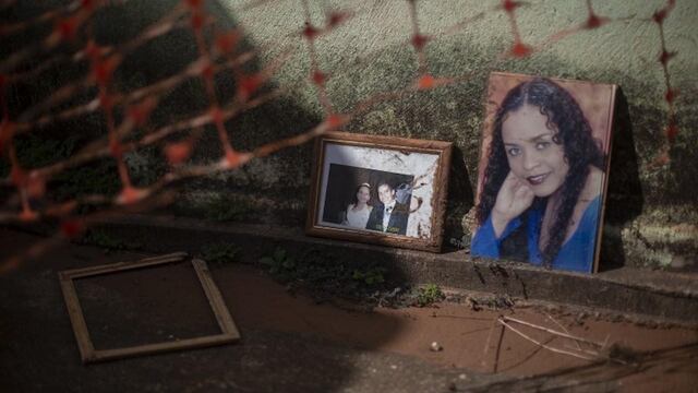 Pertenencias de una vivienda arrasada por el lodo