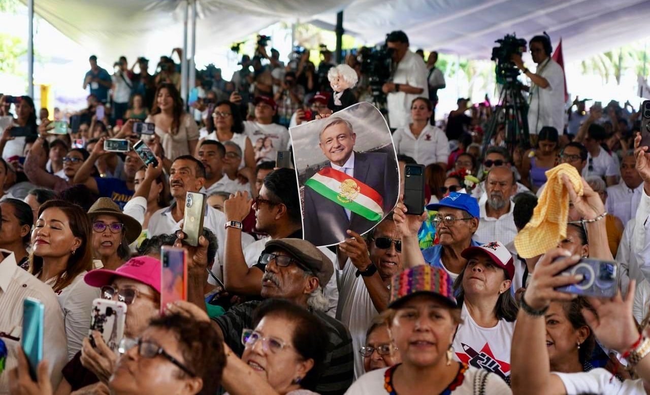Veracruz se despide de AMLO cantando Tu Eres Mi Hermano del Alma, de Roberto Carlos
