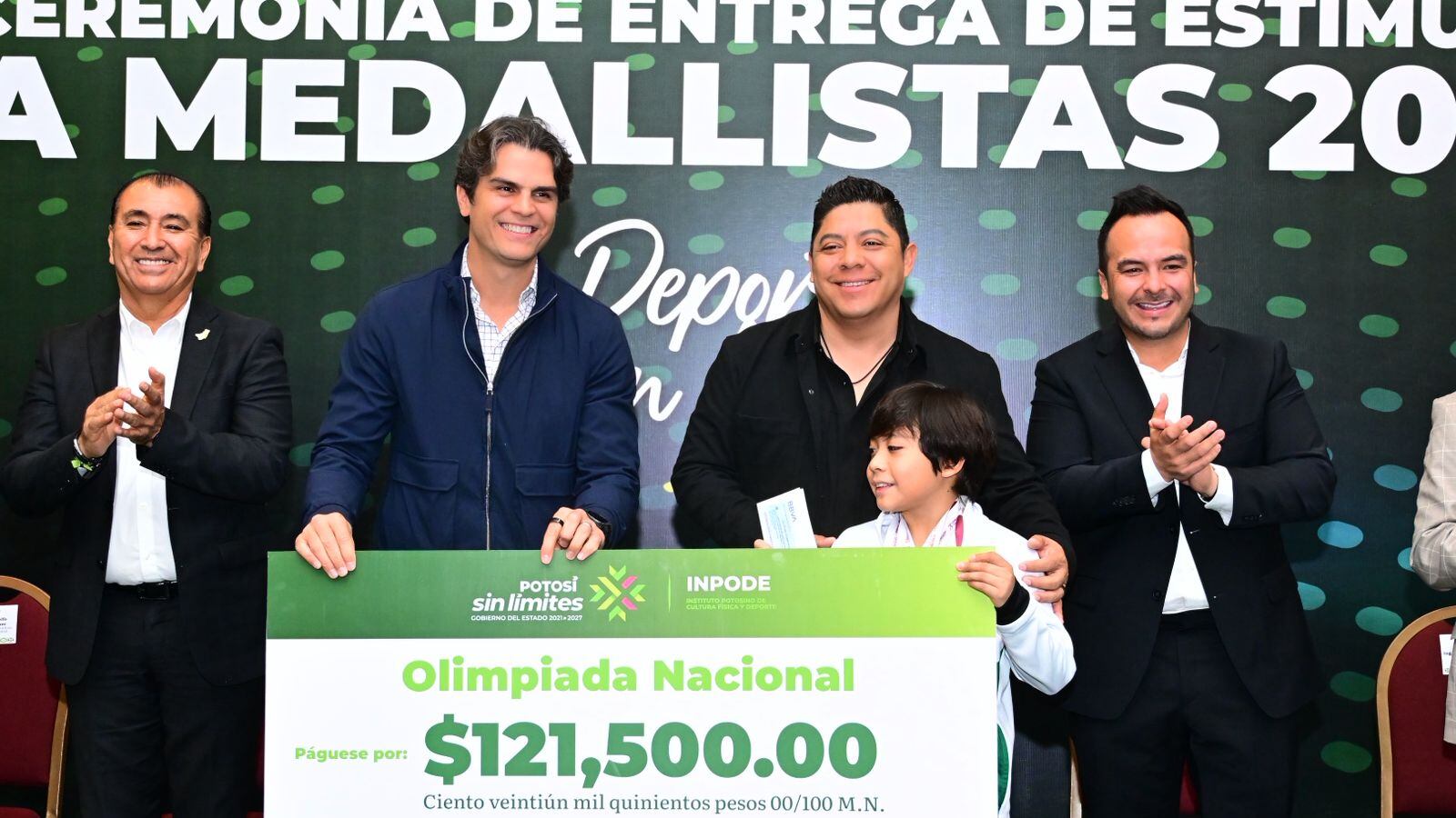Ricardo Gallardo entrega más de 5 millones a medallistas potosinos