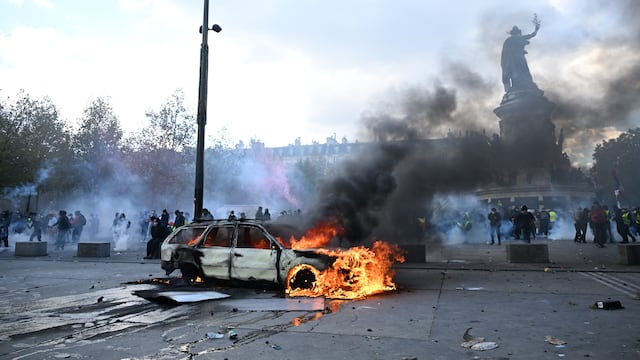 Francia dijo que investiga a los saqueadores y adjudicó las manifestaciones a movimientos de ultraizquierda previo a las elecciones presidenciales.