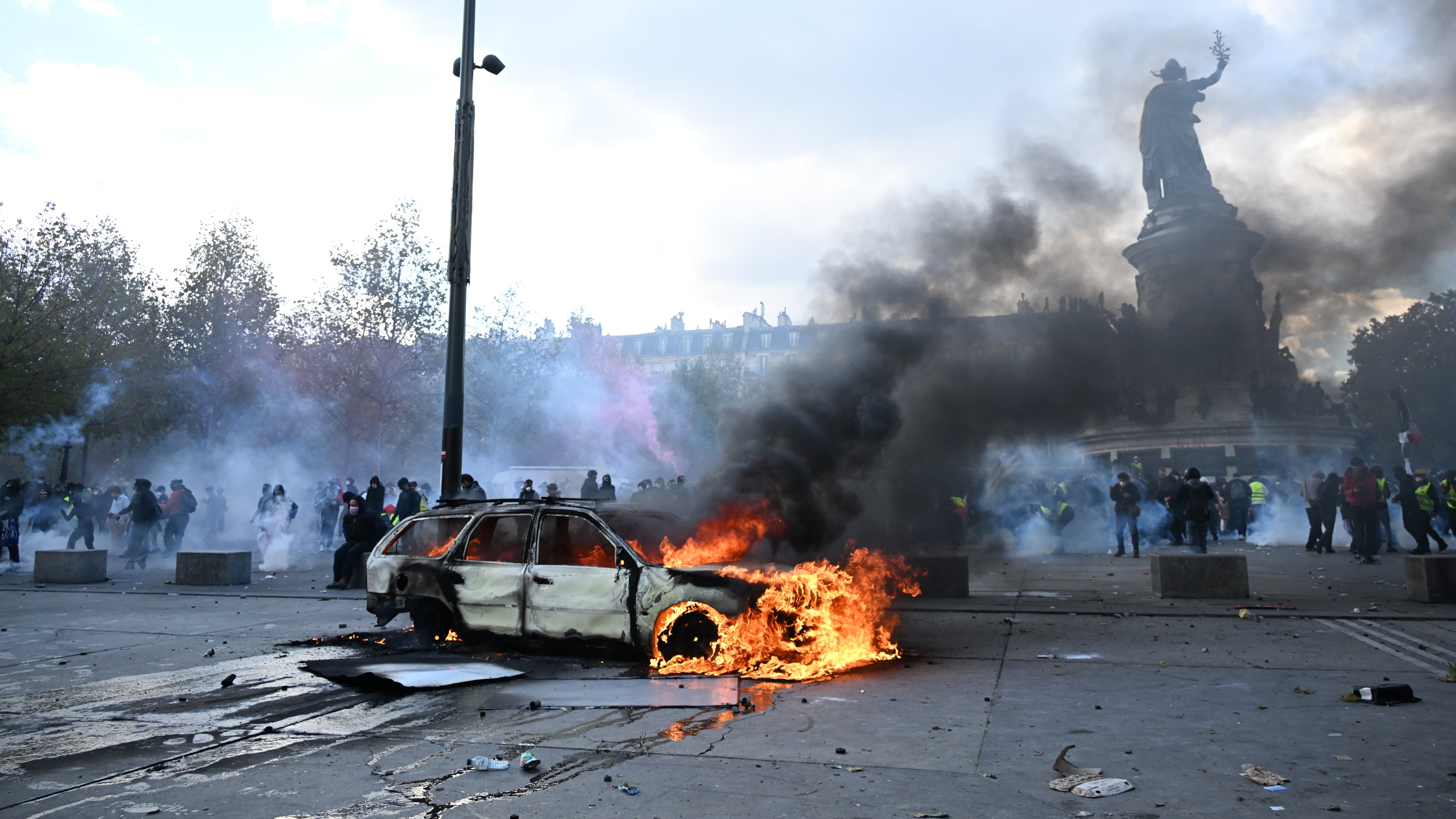 Francia anuncia toques de queda parciales en varias ciudades tras disturbios