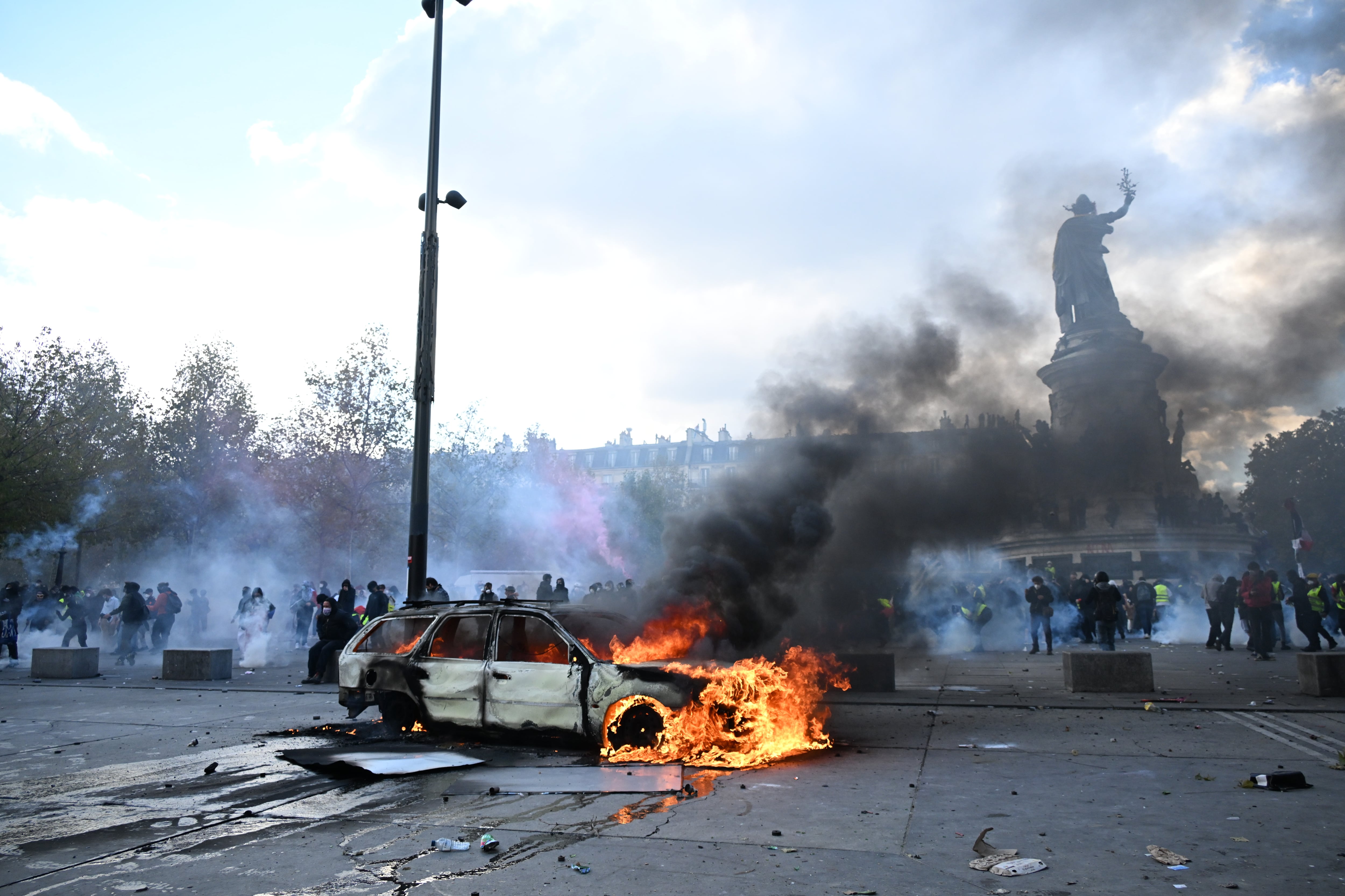 Francia dijo que investiga a los saqueadores y adjudicó las manifestaciones a movimientos de ultraizquierda previo a las elecciones presidenciales.