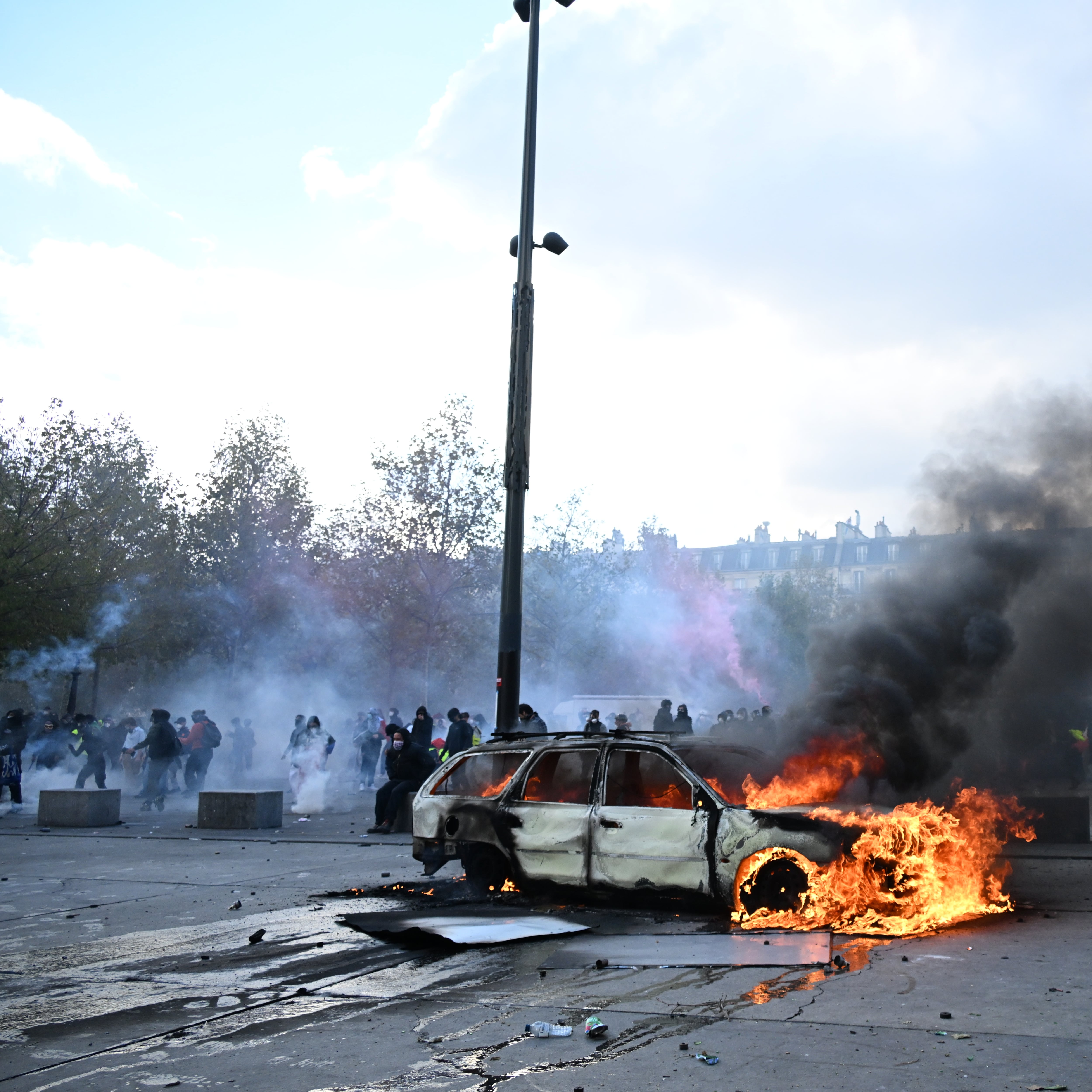 Francia anuncia toques de queda parciales en varias ciudades tras disturbios
