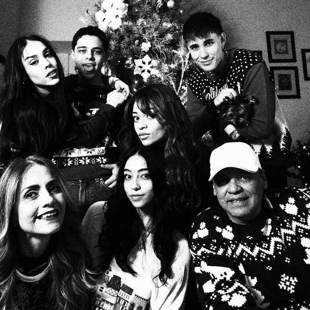 Danna Paola con la familia de Alex Hoyer