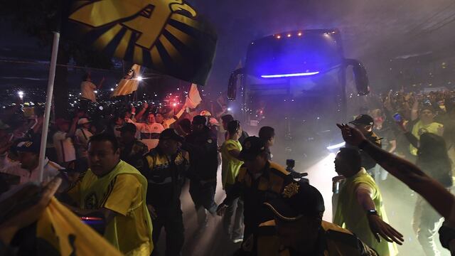 Afición de América en las inmediaciones del Estadio Azteca