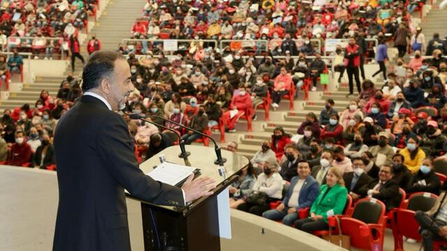 Fernando Flores entrega en Metepec becas para 3 mil 949 estudiantes