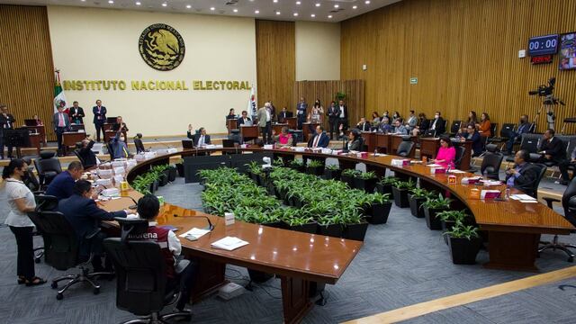 Lorenzo Córdova y Morena chocan en el INE; "mafia electoral", les dicen.