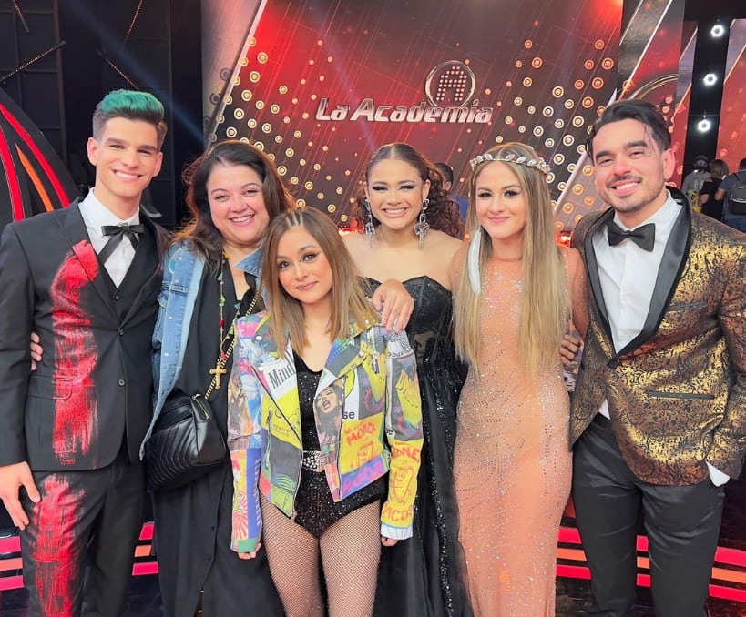 Sandra Smester con finalistas de La Academia