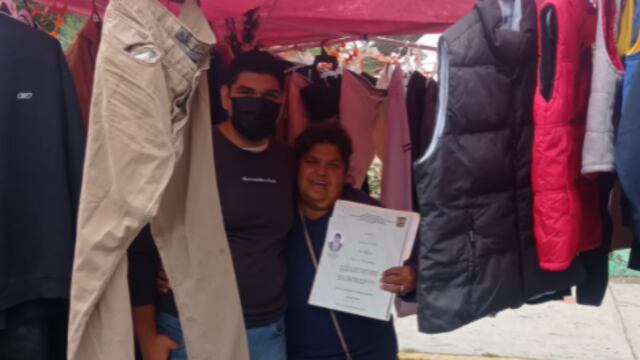 Presume título universitario junto a su mamá en tianguis