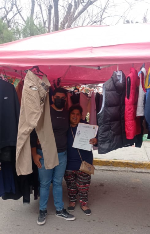 Presume título universitario junto a su mamá en tianguis
