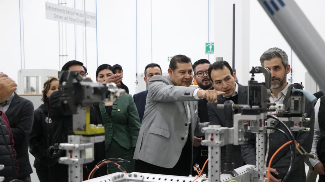 Alejandro Armenta: El talento humano de Puebla está disponible para Olinia