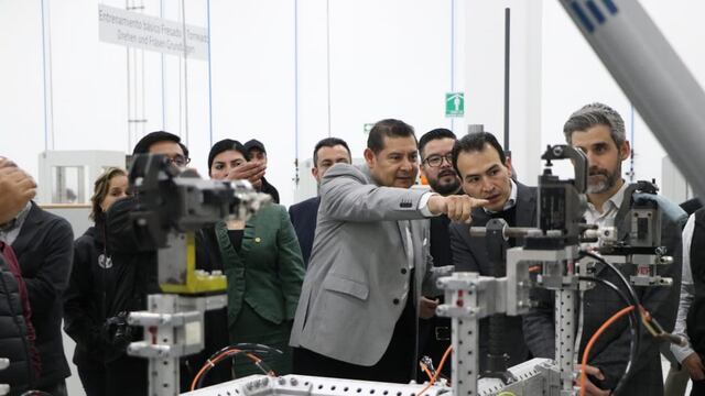 Alejandro Armenta en la planta Olinia