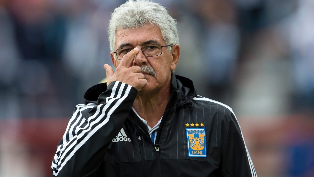 Ricardo Ferretti observa juego de Tigres.