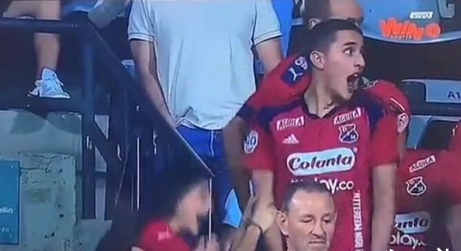 Cachan a pareja en estadio de fútbol y los acusan de infieles