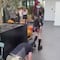 Dominatrix se vuelve viral por pasear a hombre con correa y bozal de perro