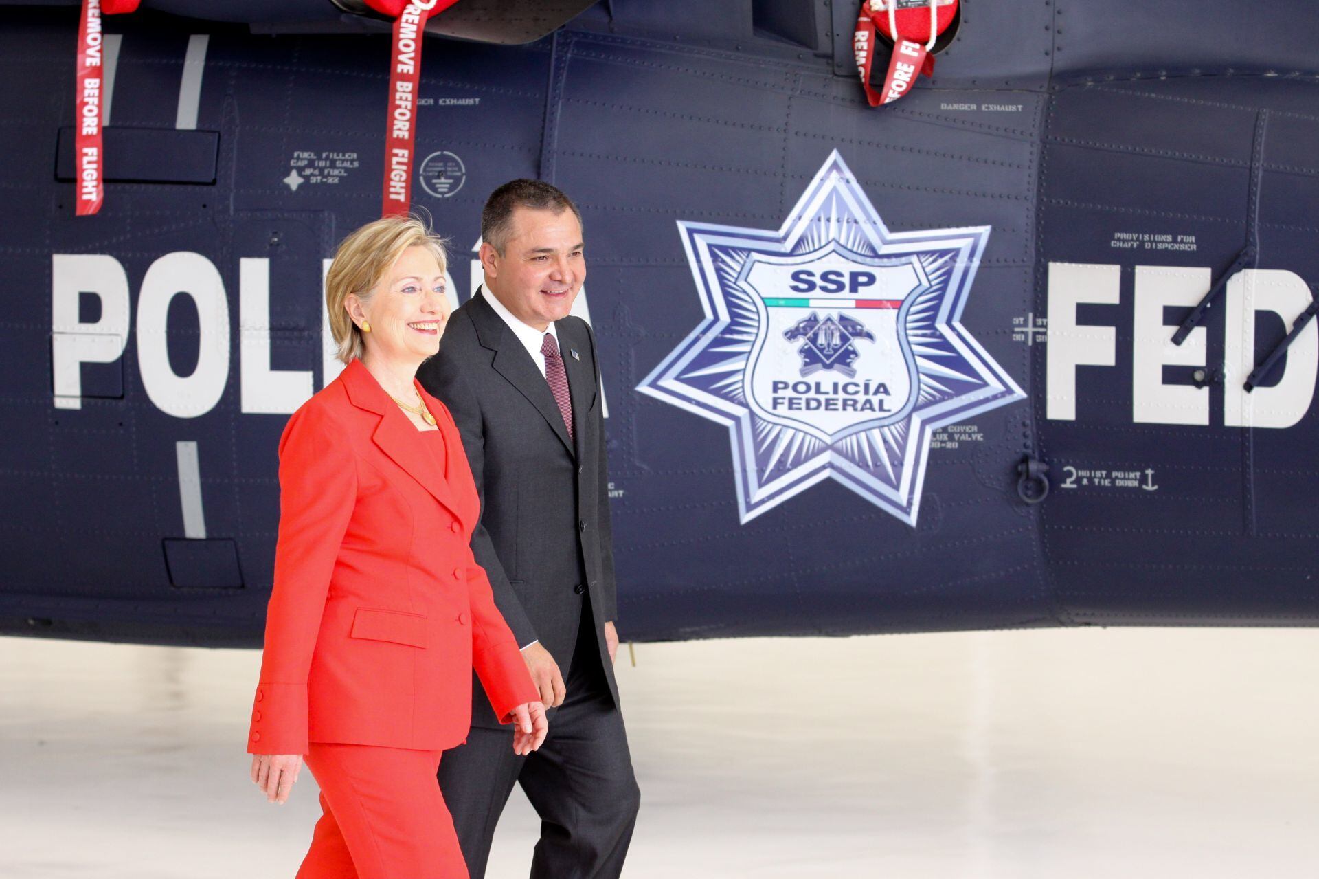 Genaro García Luna con Hillary Clinton en 2009