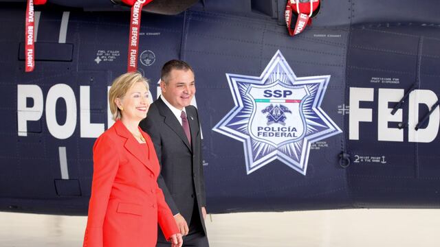 Genaro García Luna con Hillary Clinton en 2009