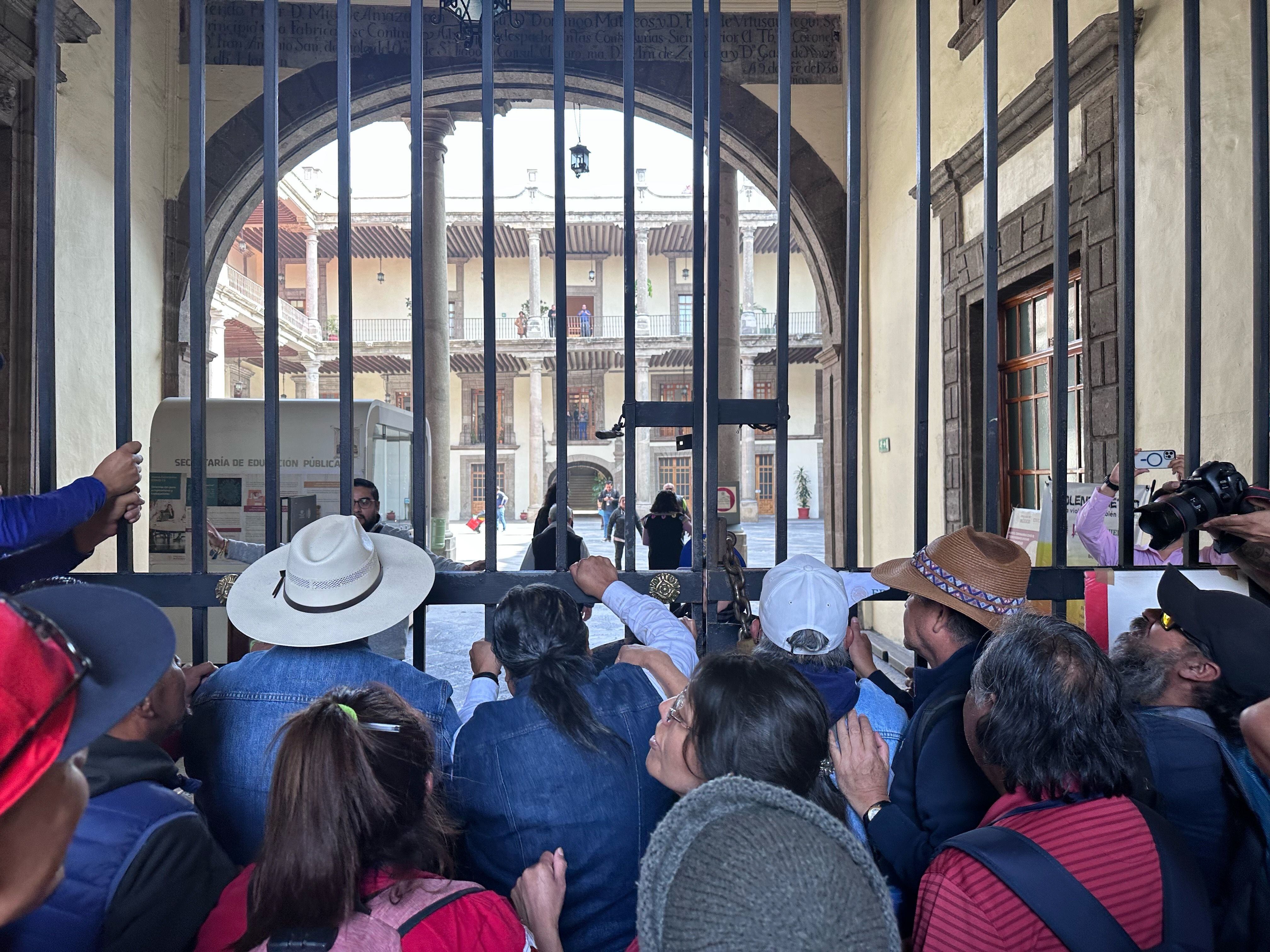 Maestros irrumpen en instalaciones de la SEP durante marcha