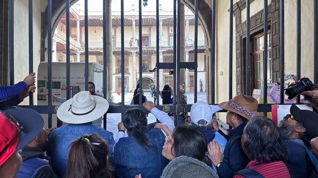 Maestros irrumpen en instalaciones de la SEP durante marcha