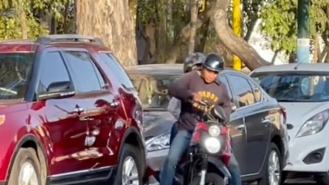 Pareja roba autopartes