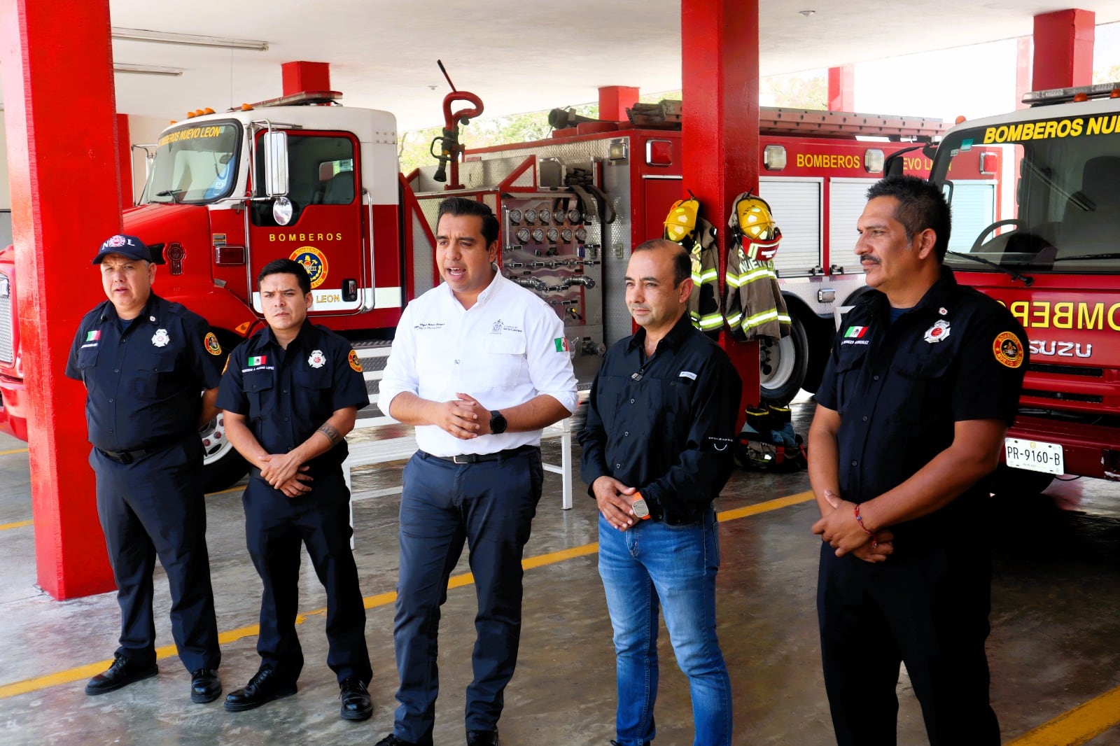 Jesús Nava hace pago inicial a Patronato de Bomberos
