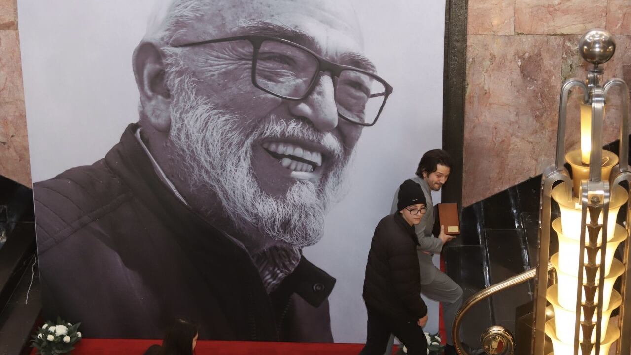 Diego Luna, rodeado del amor de sus hijos, despide a su padre Alejandro Luna en el Palacio de Bellas Artes