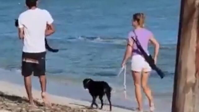Turistas por una playa de Yucatán