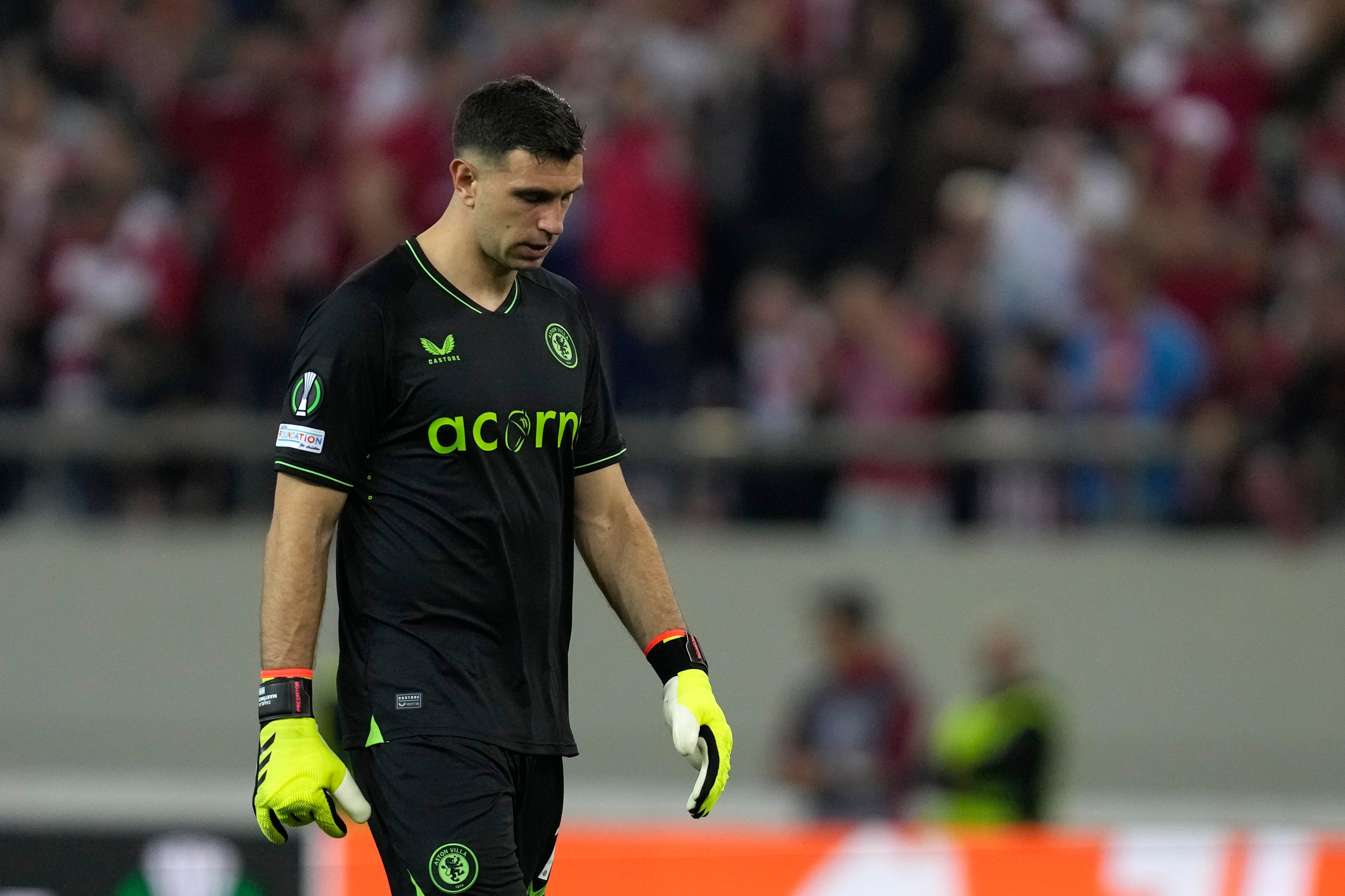 Dibu Martínez con el Aston Villa.