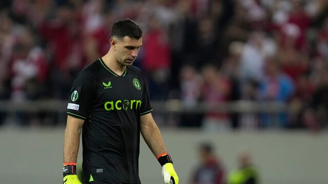 Dibu Martínez con el Aston Villa.