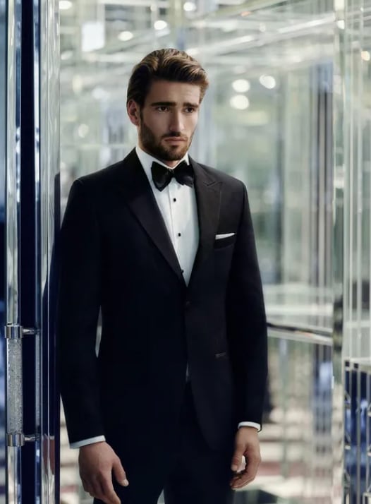 Hombre vestido con etiqueta rigurosa